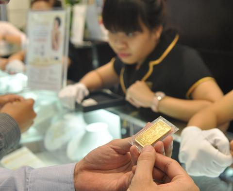 gia vang trong nuoc tang 800.000 dong