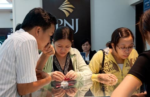 gia vang trong nuoc tien sat 43,8 trieu dong